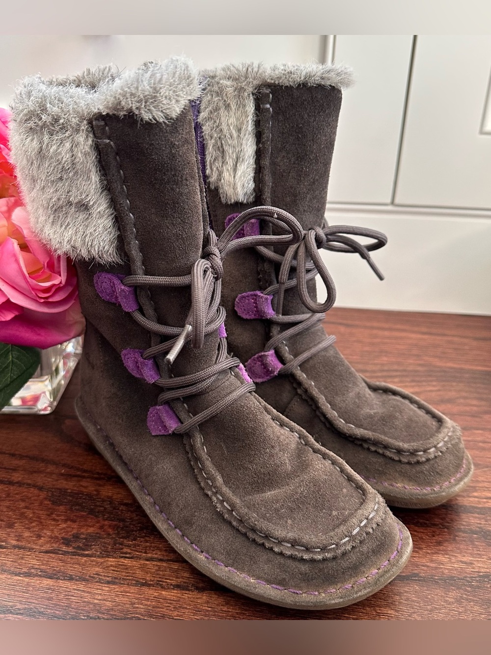 Clarks Snugglewall suede boots with faux fur, size 2.5US